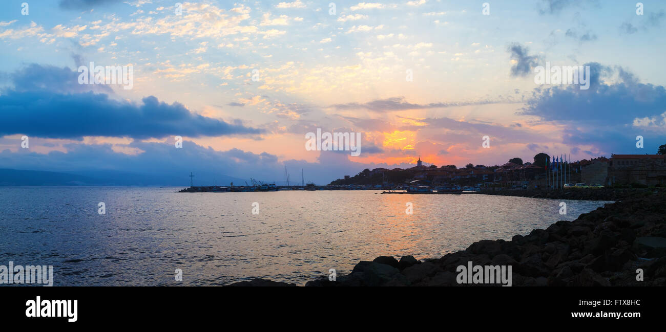 Bellissima alba sulla costa del Mar Nero. Antica città di Nessebar in Bulgaria. I raggi del sole nascente. Foto Stock