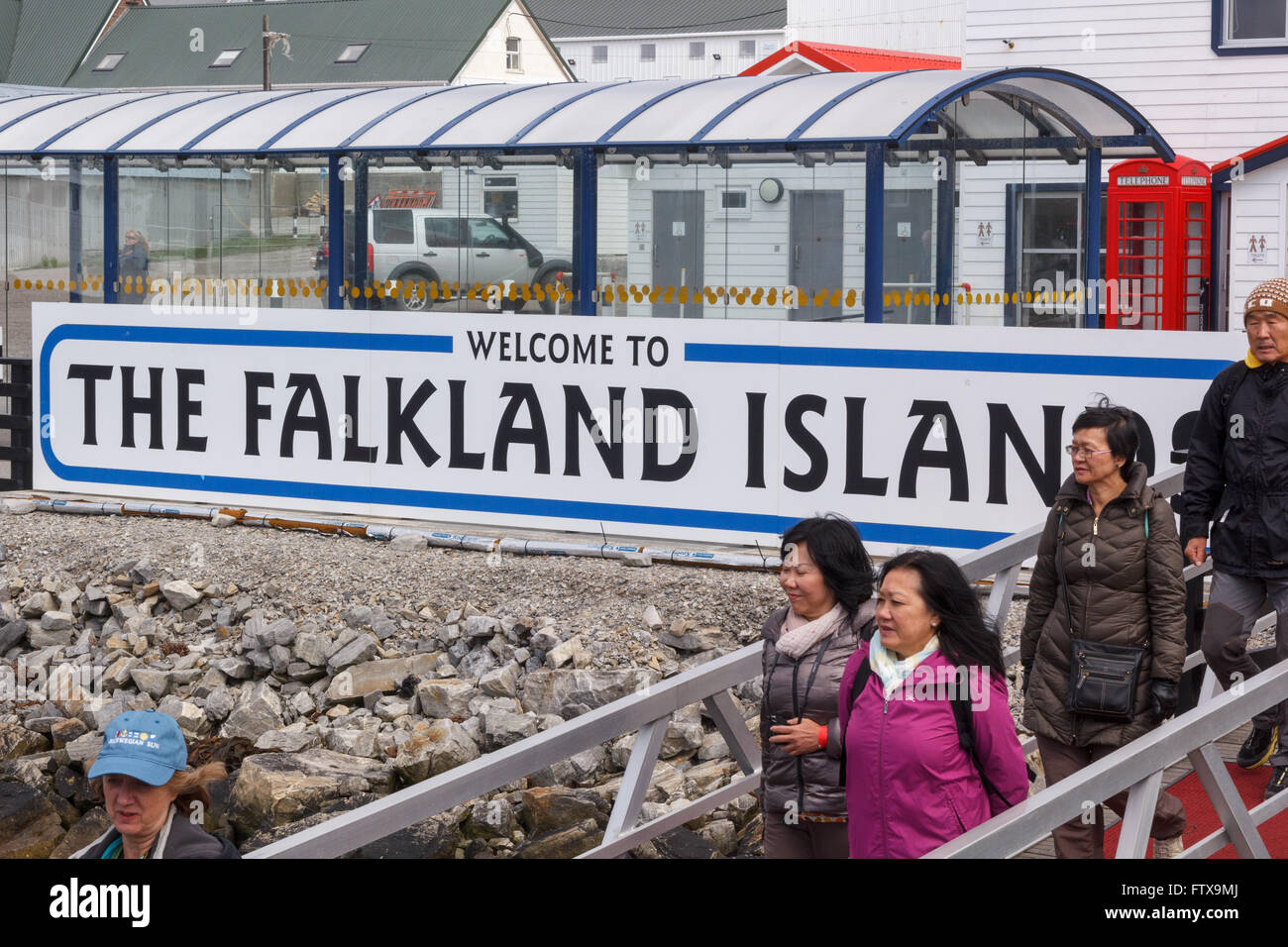 TOURSISTS lasciando Port Stanley nelle isole Falkland - circa nel dicembre 2015. Foto Stock