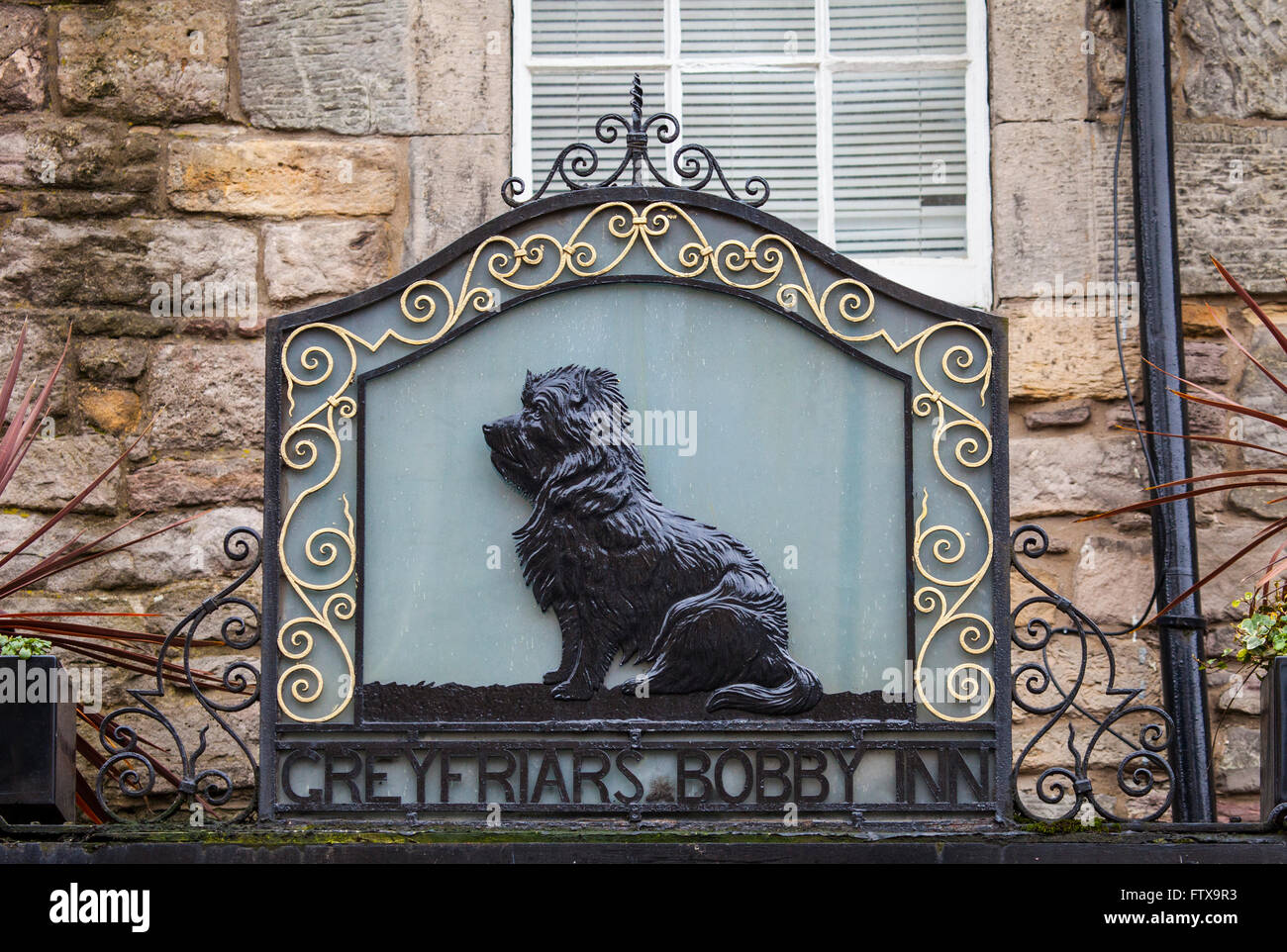 Edimburgo, Scozia - 9 MARZO 2016: il segno al di sopra del Greyfriars Bobby public house su Candlemaker Row a Edimburgo il 9 M Foto Stock