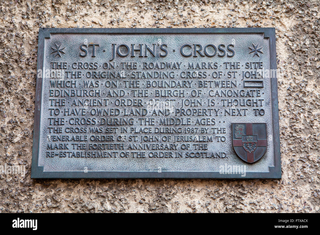 Una parete della placca sui Canongate descrivendo in dettaglio l'ex sito dell'originale St. Johns croce lungo il Royal Mile di Edimburgo, Scotlan Foto Stock