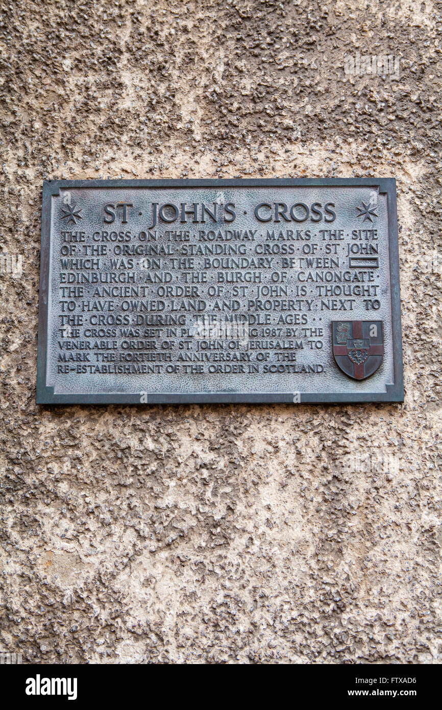 Una parete della placca sui Canongate descrivendo in dettaglio l'ex sito dell'originale St. Johns croce lungo il Royal Mile di Edimburgo, Scotlan Foto Stock