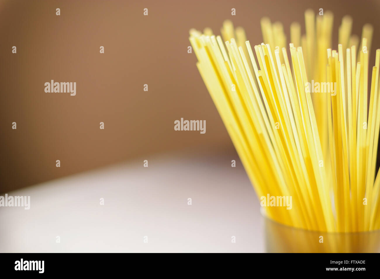 Spaghetti lunghi in un vetro trasparente Foto Stock