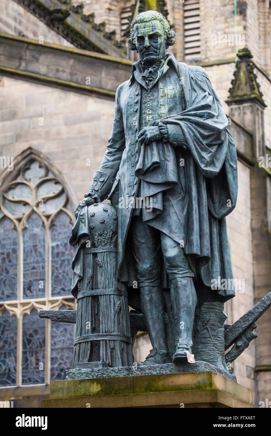 Una statua di Adam Smith lungo il Royal Mile nel cuore della città storica di Edimburgo, in Scozia. Foto Stock