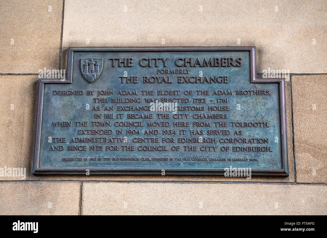 Una placca che ripercorre la storia della City Chambers - precedentemente Royal Exchange a Edimburgo, Scozia. Foto Stock