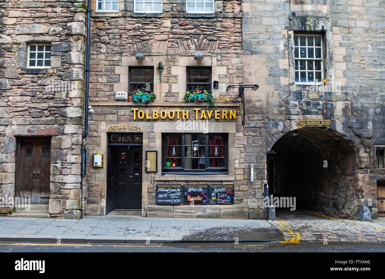 Edimburgo, Scozia - 9 MARZO 2016: una vista della storica Tolbooth Tavern situato lungo Canongate sul Royal Mile di Edinb Foto Stock
