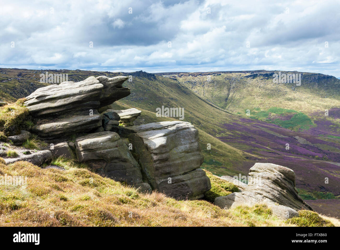 Sperone roccioso di gritstone a bordo di tenuta, parte del bordo settentrionale lungo Kinder Scout, Derbyshire, Parco Nazionale di Peak District, England, Regno Unito Foto Stock