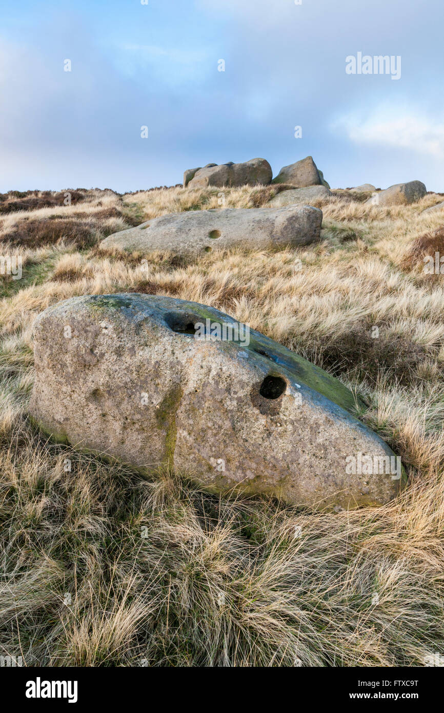 Fori eroso in rocce gritstone noto come rock-cut bacini. Kinder Scout, Derbyshire, England, Regno Unito Foto Stock