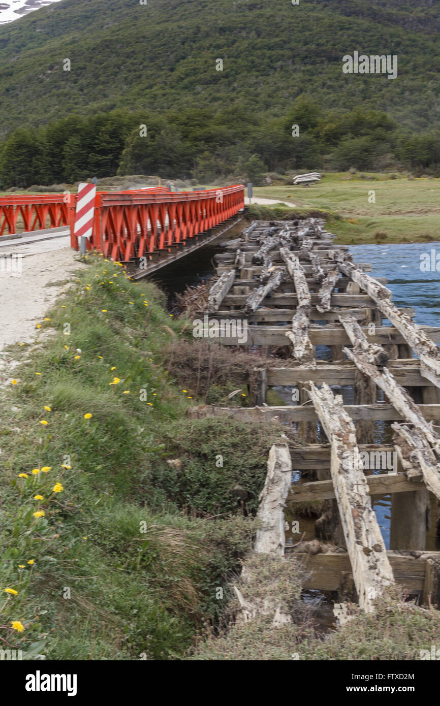 Ponte in TIERRA DEL FUEGO NATIONAL PARK, Argentina - novembre 2015. Tierra del Fuego National Park è un parco nazionale sulla rete ARG Foto Stock