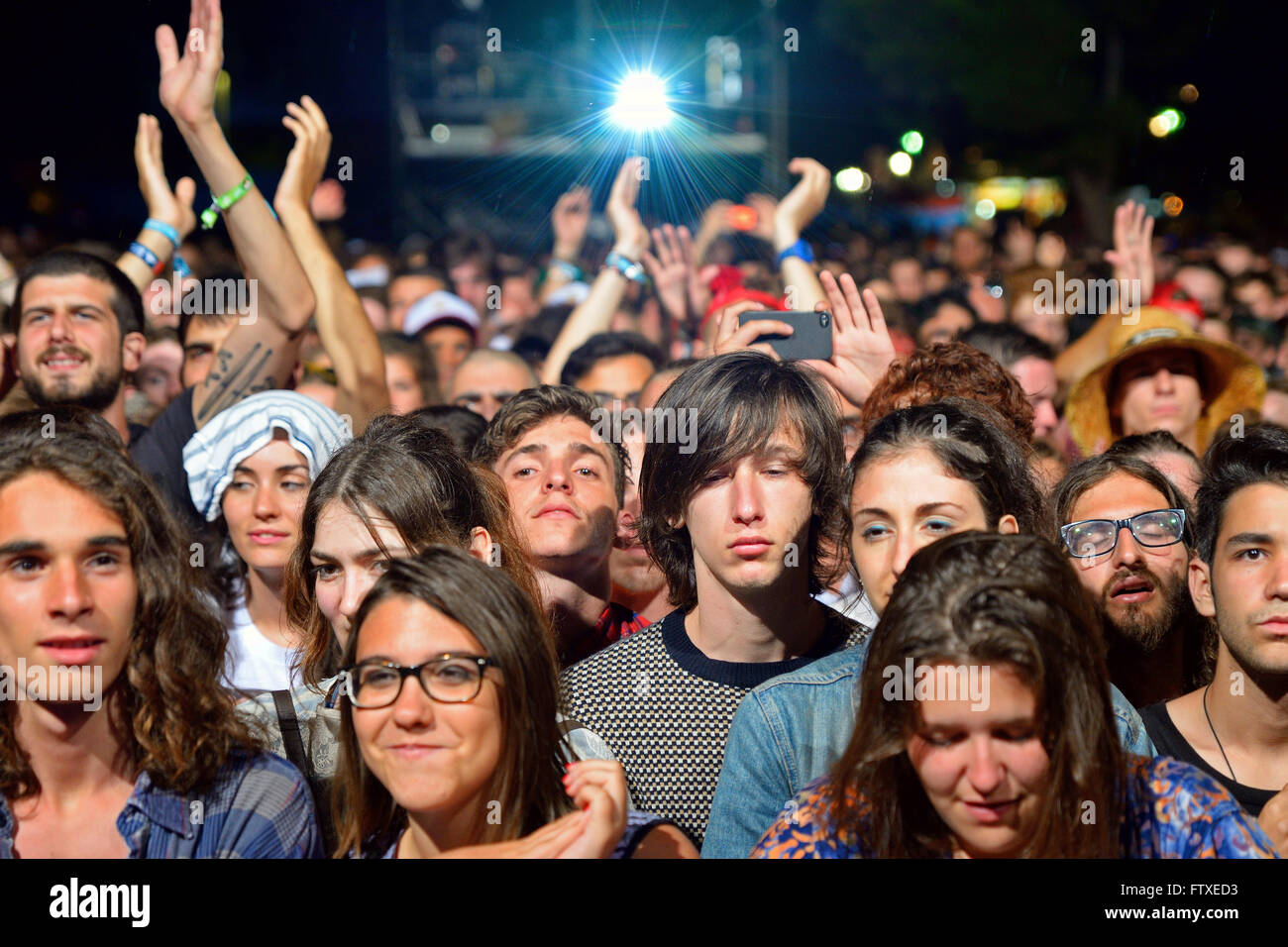 BENICASSIM, Spagna - 18 luglio: la folla in un concerto presso la FIB Festival il 18 luglio 2014 a Benicassim, Spagna. Foto Stock