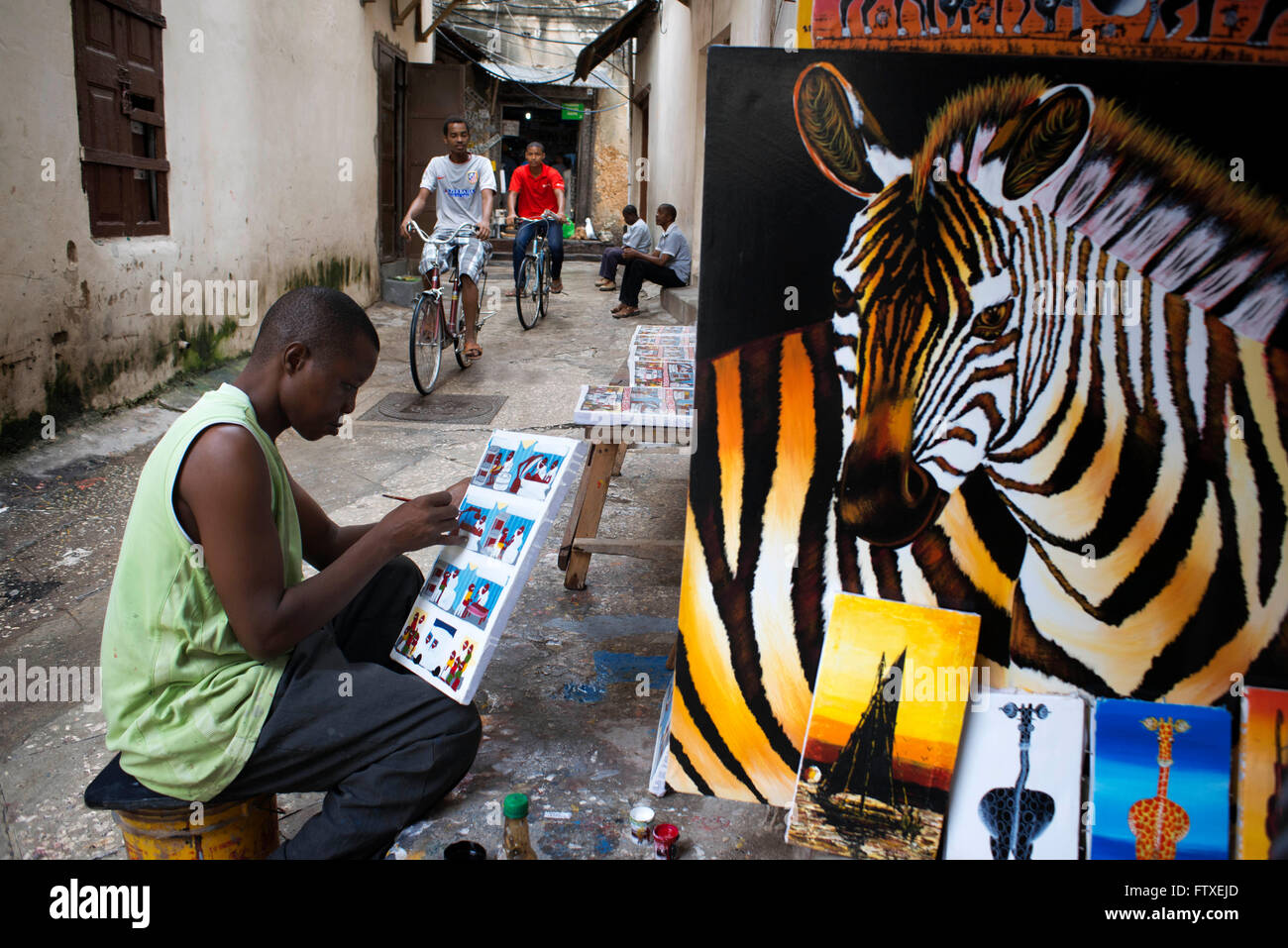 Negozio vendita tingatinga colorati (tinga tinga) dipinti come souvenir per i turisti in Stone Town Zanzibar, Tanzania Africa. S Foto Stock