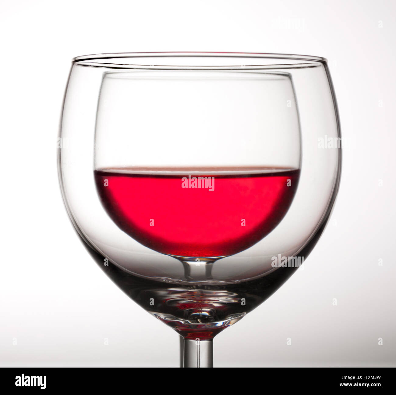Bicchiere di vino rosso visto attraverso un altro vetro Foto Stock