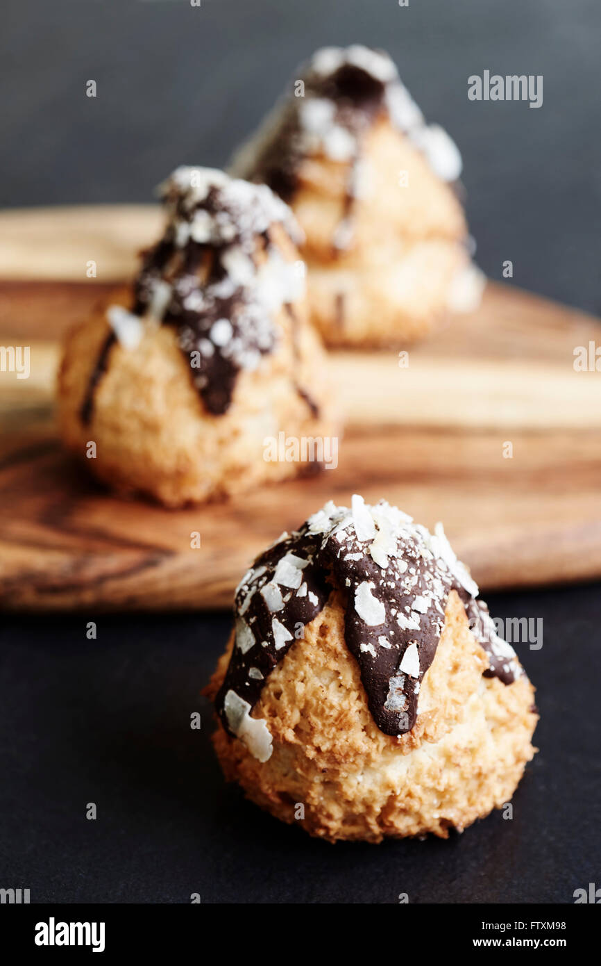 Torte al cioccolato su un tagliere di legno Foto Stock