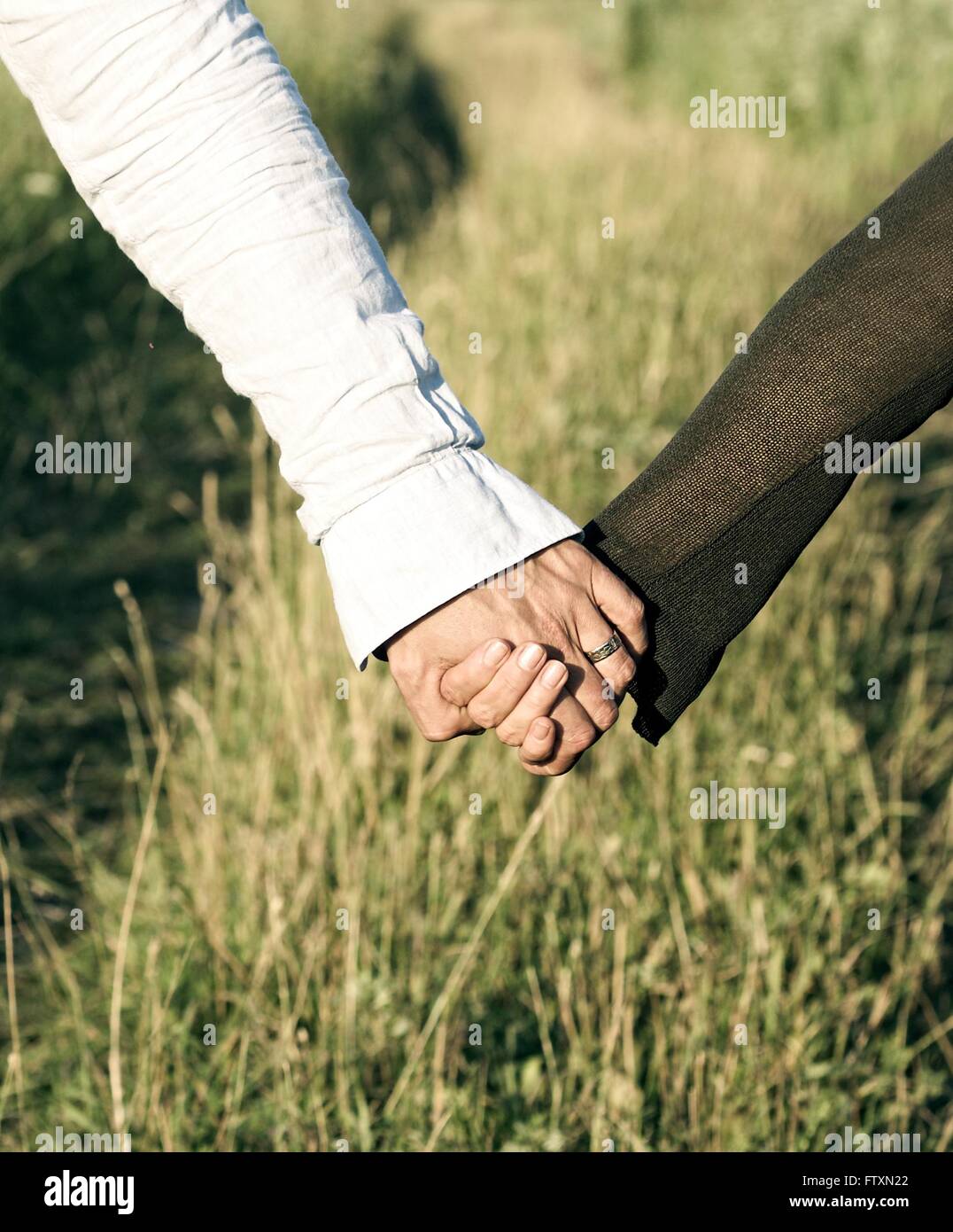 Close-up di un uomo e di una donna tenendo le mani Foto Stock