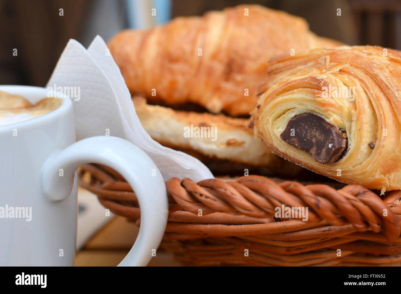 Croissant, pain au chocolat e caffè prima colazione Foto Stock