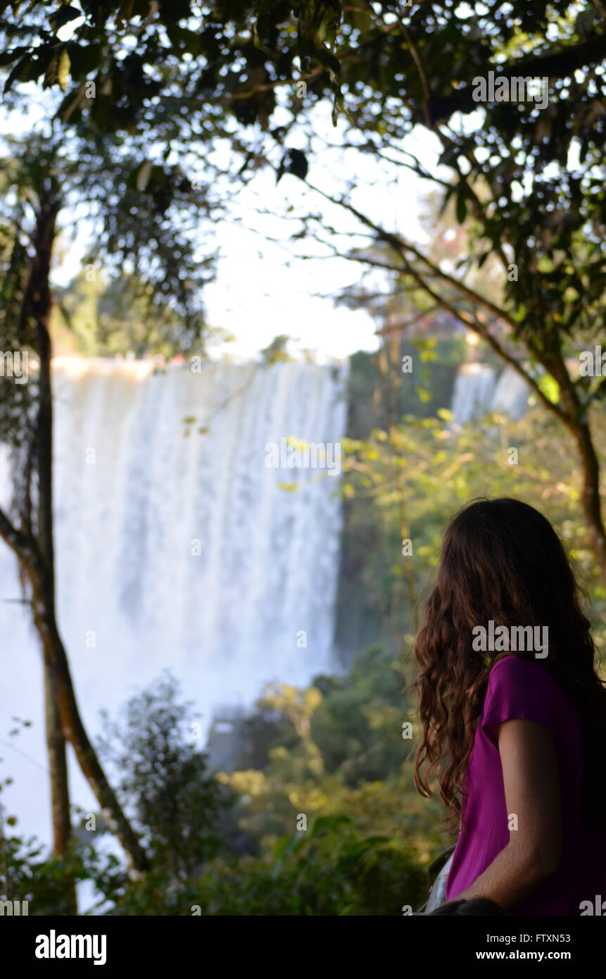 Giovane ragazza in piedi da cascate di Iguazu, argentina Foto Stock