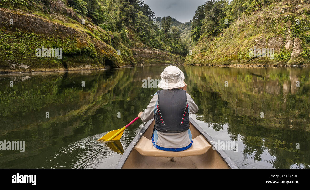 Donna in canoa sul fiume Whanganui, Isola del nord, Nuova Zelanda Foto Stock