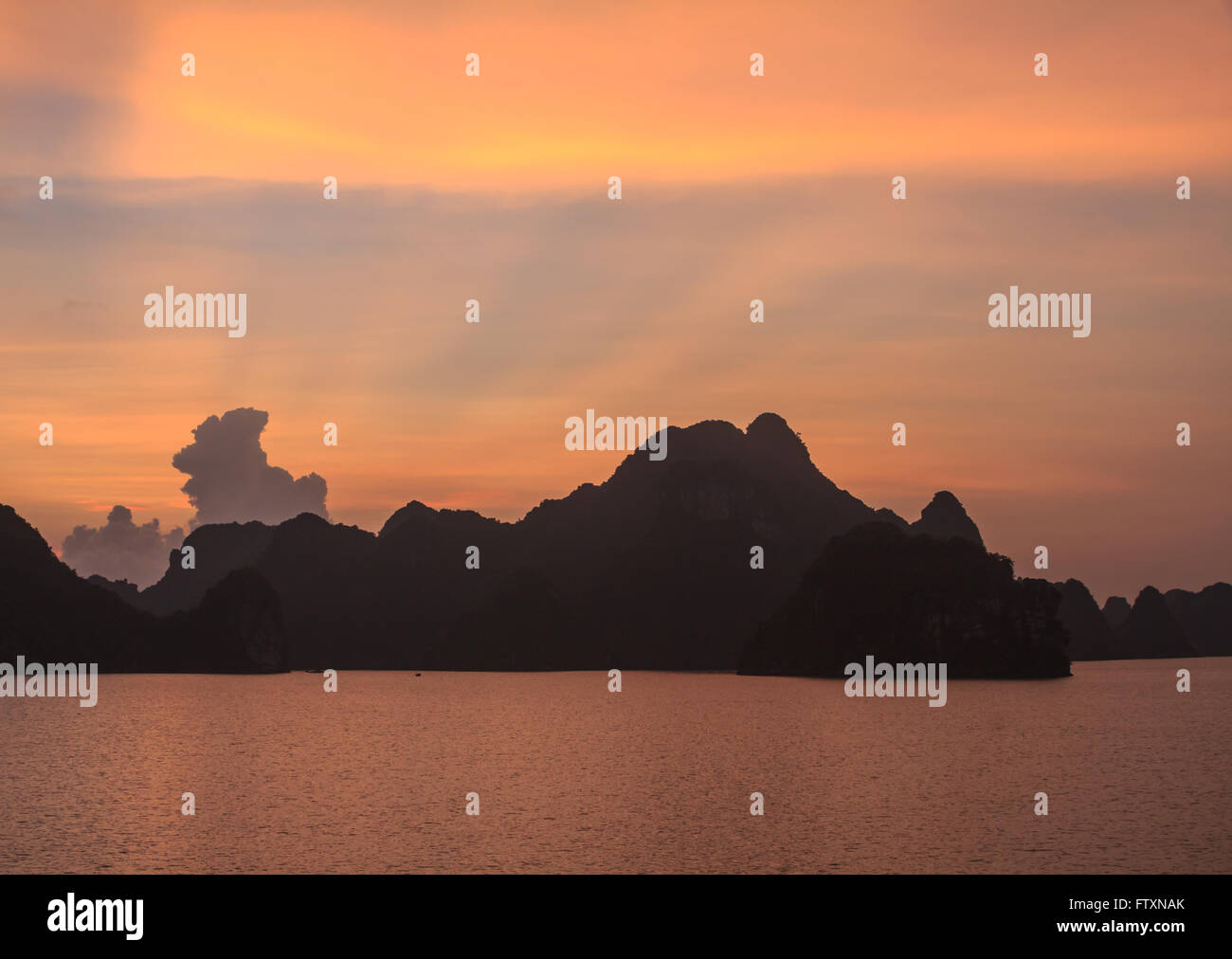Irraggiamento solare al tramonto, Halong Bay, Vietnam Foto Stock