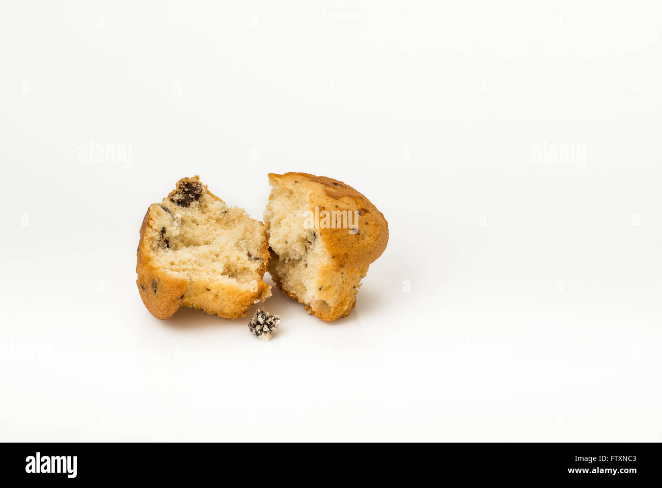 Muffin ai mirtilli strappata a metà su sfondo bianco Foto Stock