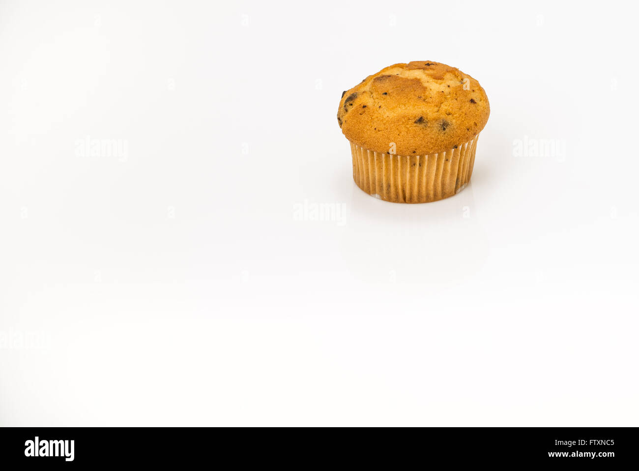 Muffin ai mirtilli su sfondo bianco Foto Stock