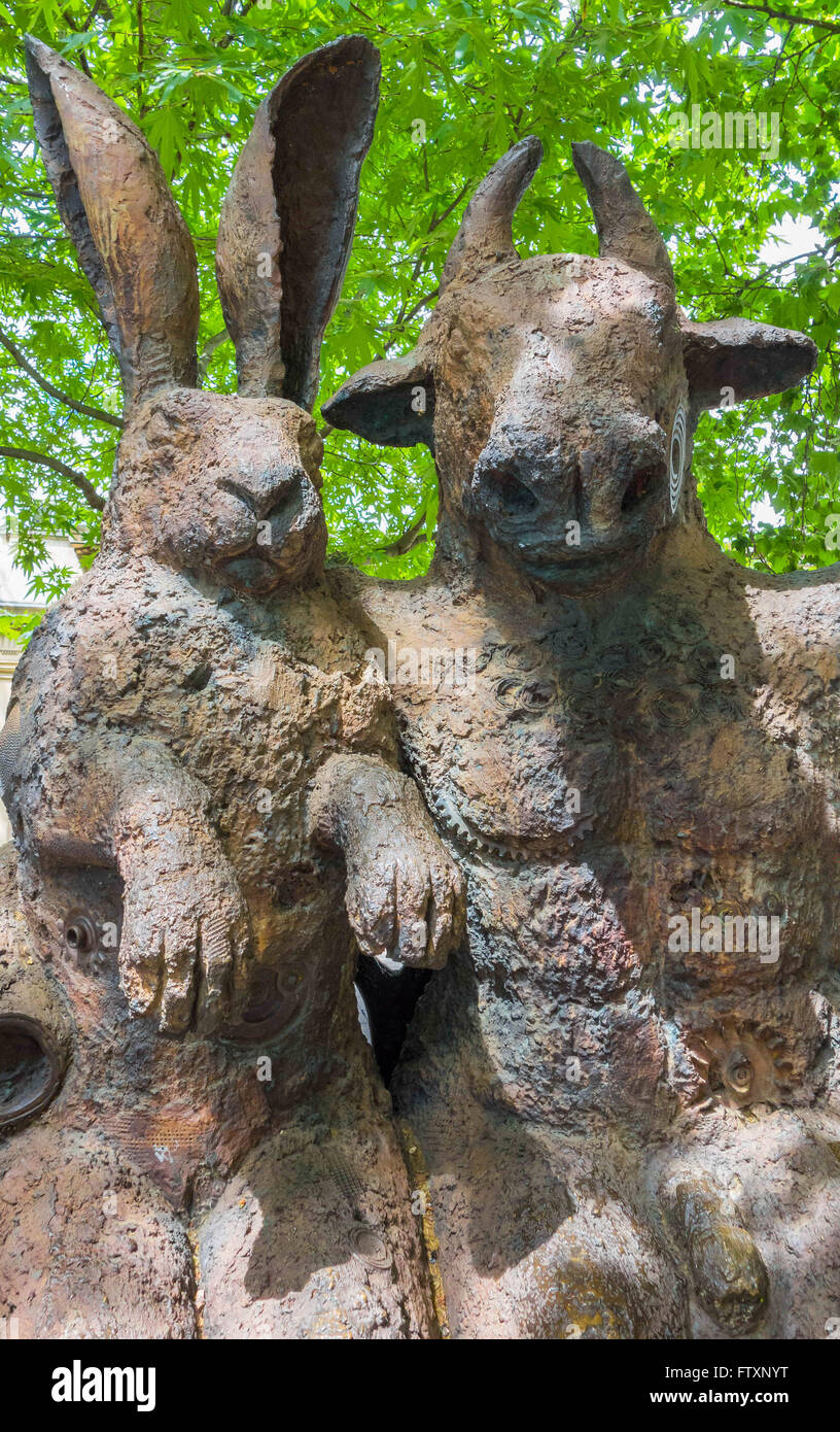 Lepre e Minotaur statua Cheltenham GLOUCESTERSHIRE REGNO UNITO Foto Stock