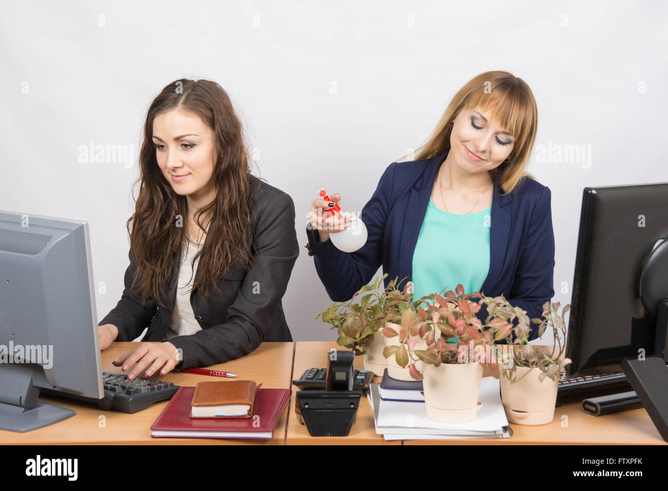 Due dipendente d'ufficio, uno dei quali fioraio amatoriale Foto Stock