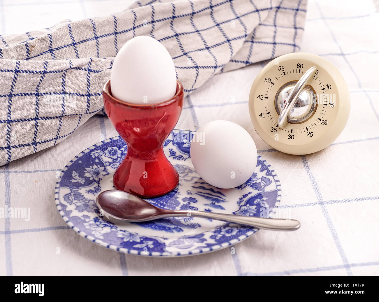 Uova di mattina per la colazione, cucinati con uovo-timer Foto Stock