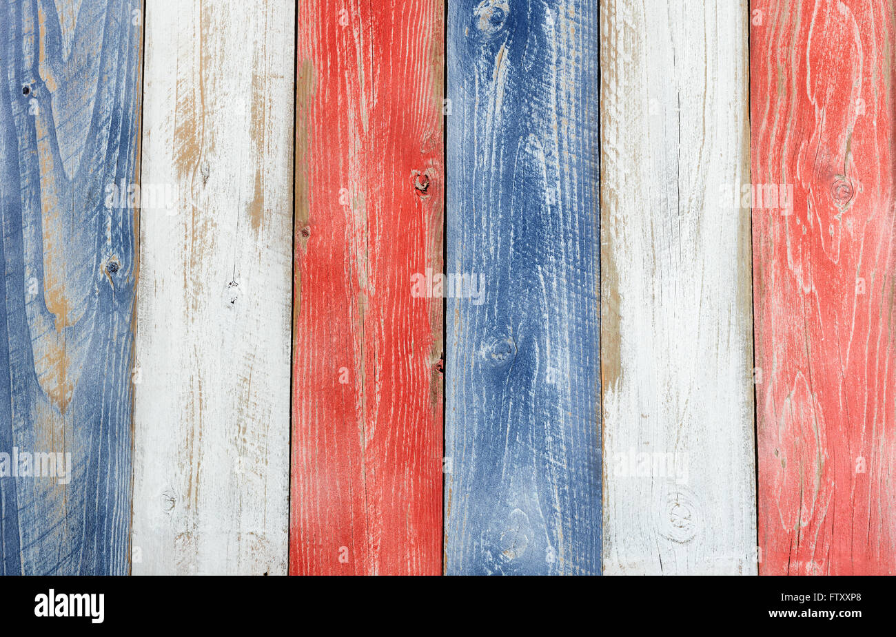 Ha sottolineato di tavole di legno dipinte di rosso, bianco e blu per il concetto patriottica di Stati Uniti d'America. Layout in formato verticale. Foto Stock