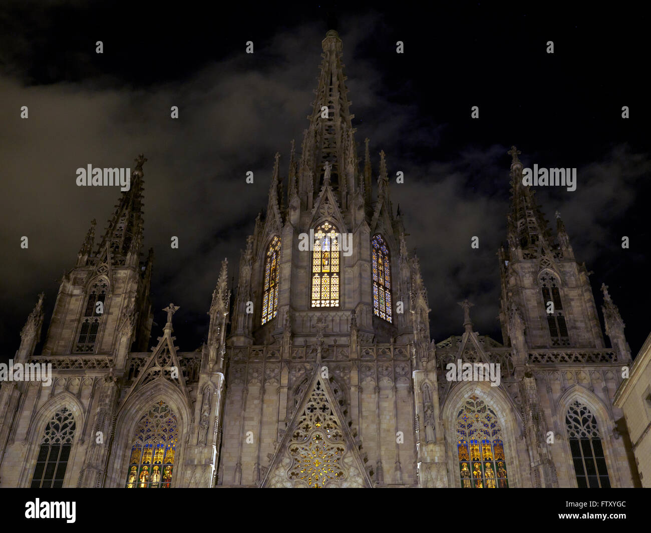 Cattedrale di Santa Croce e di Santa Eulalia di notte - Barcellona, Spagna Foto Stock