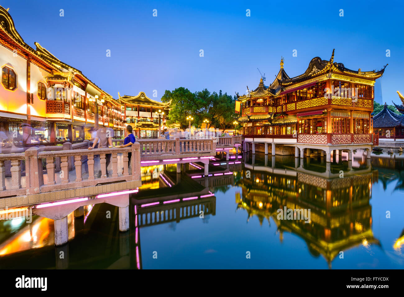 Shanghai, Cina visualizza presso il tradizionale' Yuyuan Garden District. Foto Stock