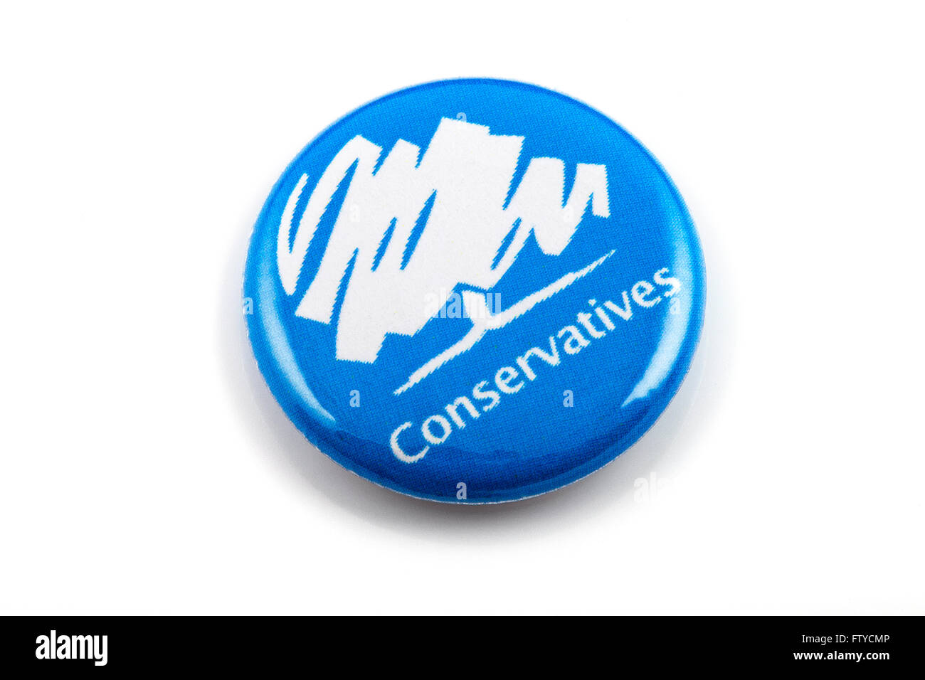 LONDON, Regno Unito - 3 MARZO 2016: Un conservatori (Partito Conservatore) pin distintivo su uno sfondo bianco, in data 3 marzo 2016. Foto Stock
