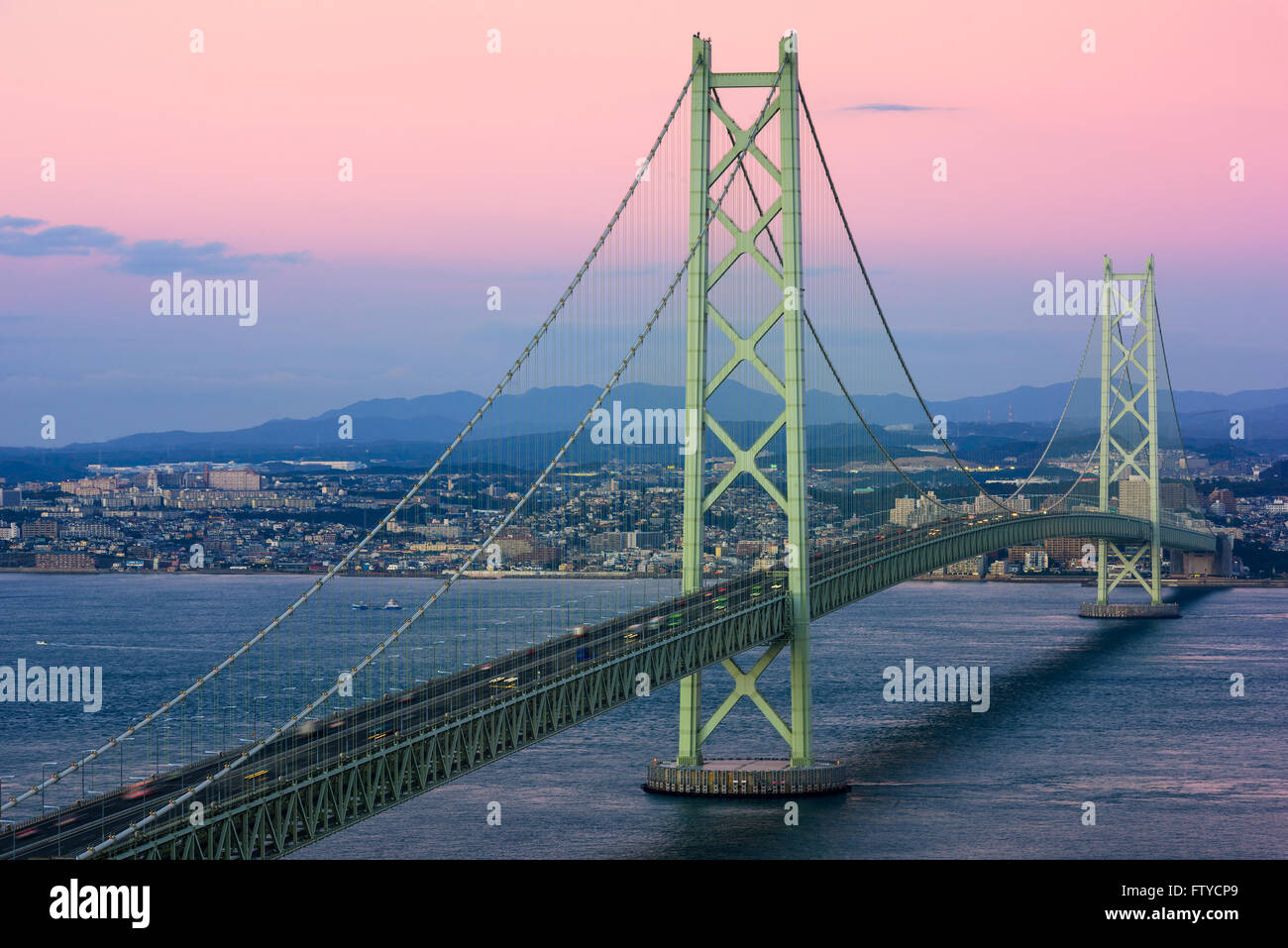 Akashi Kaikyo bridge spanning di Seto Inland Sea da Kobe, Giappone. Foto Stock