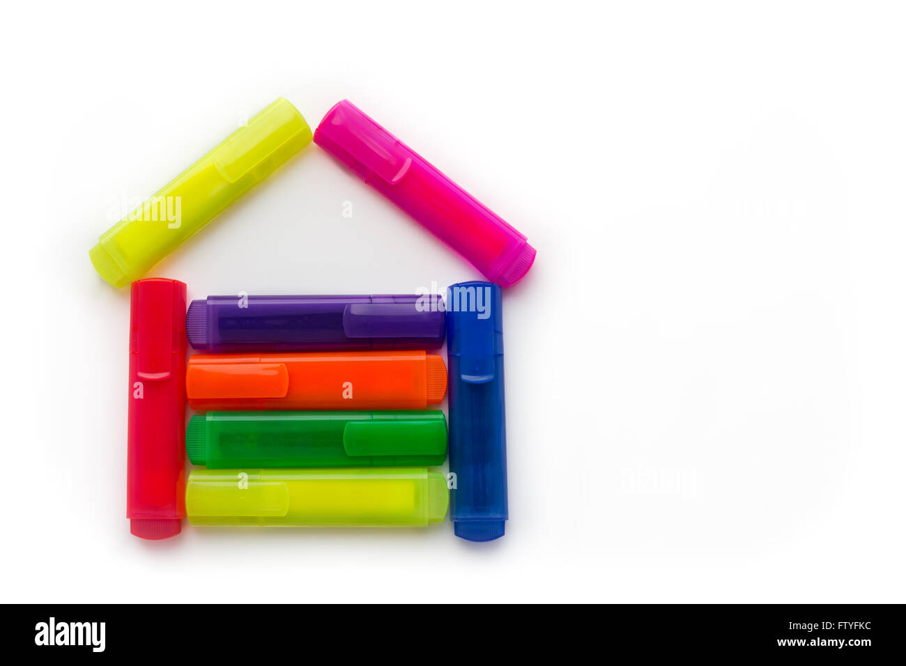 Evidenziatori colorati in una casa forma, studio isolato su sfondo bianco.  Concetto per la scuola o l'azienda Foto stock - Alamy