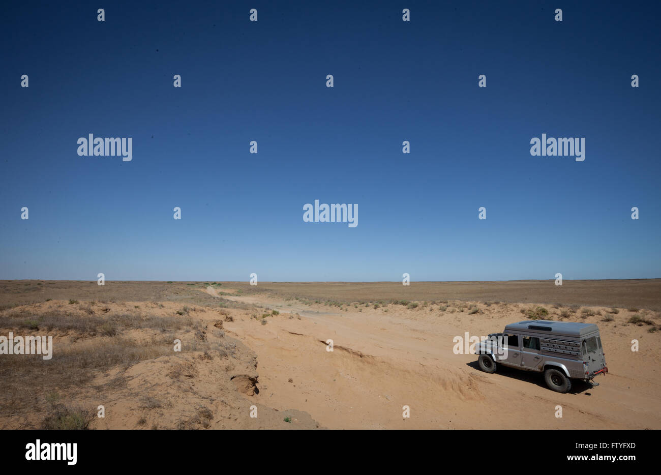 In Kirghizistan, Kirghizistan, Asia, solitaria la corsa,4WD, defender viaggia nella steppa Foto Stock