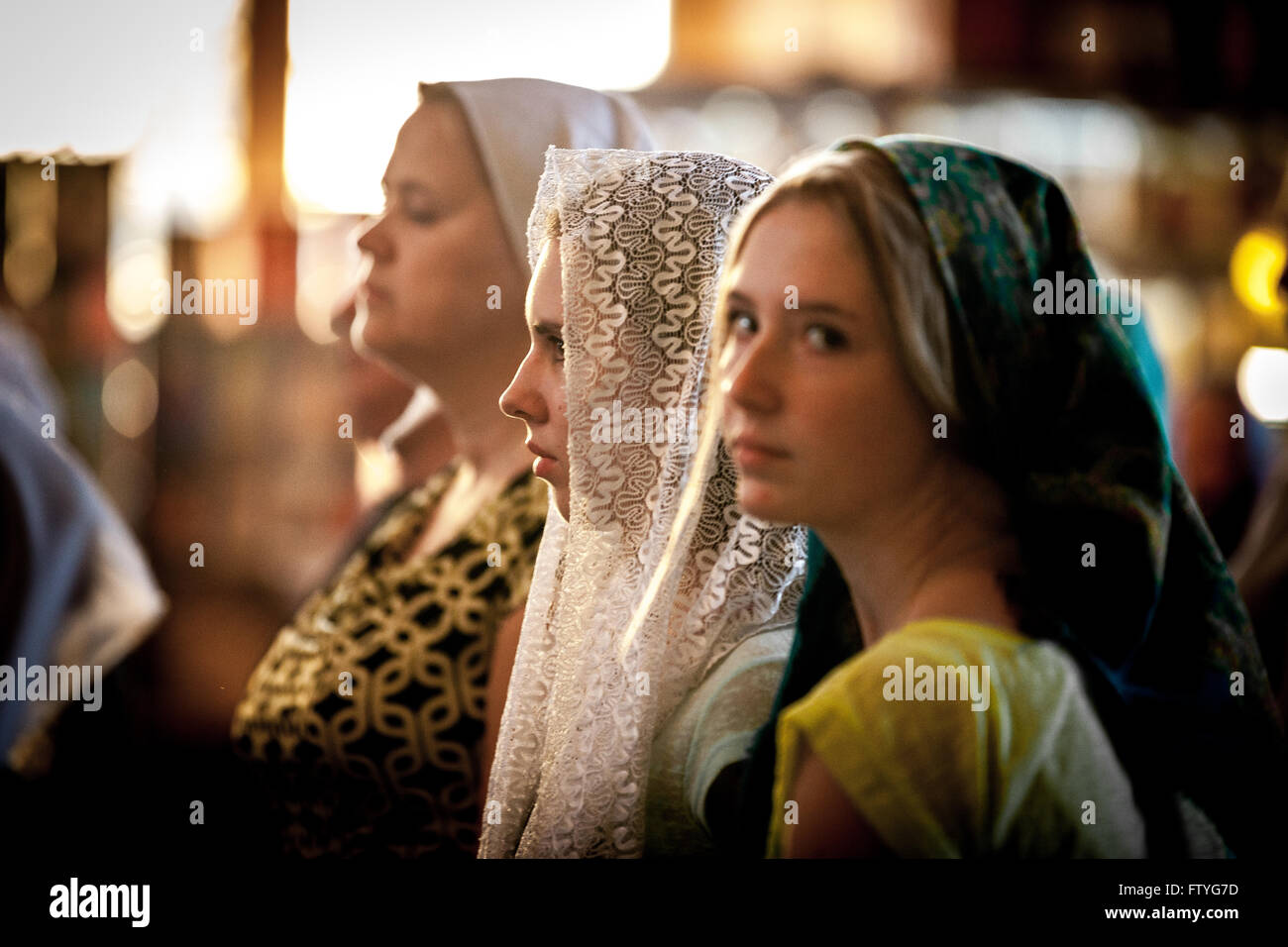 Il Kazakistan, Kazakistan, Asia, donne velate nella chiesa ortodossa per la processione. Foto Stock