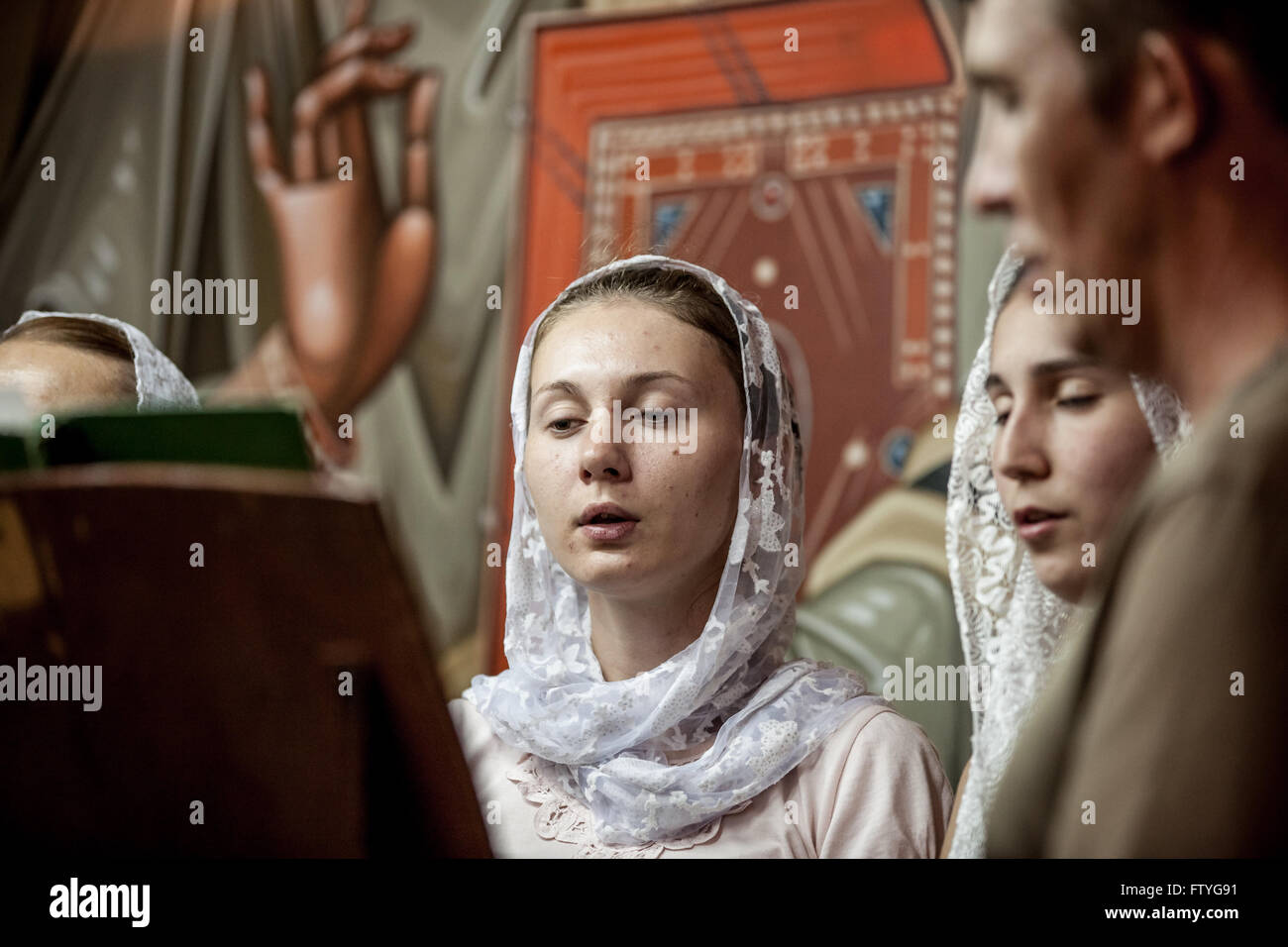Il Kazakistan, Kazakistan, Asia, Asia Centrale, Stan paesi le donne pregare nella chiesa ortodossa. Foto Stock