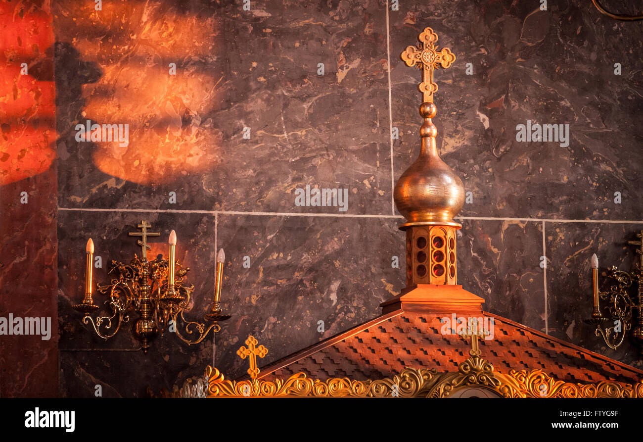 Il Kazakistan, Kazakistan, Asia interna nella chiesa ortodossa, croce e candele. Foto Stock