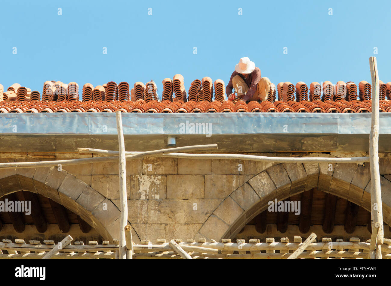 Uomo tradizionali di posa tegole di terracotta in Gaziantep, Turchia Foto Stock
