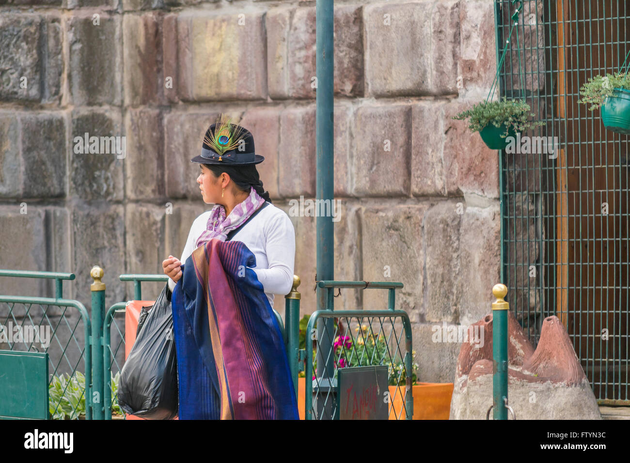 QUITO, ECUADOR, ottobre - 2015 - in costume tradizionale ecuadoriano giovane donna al centro storico di Quito, la capitale di E Foto Stock