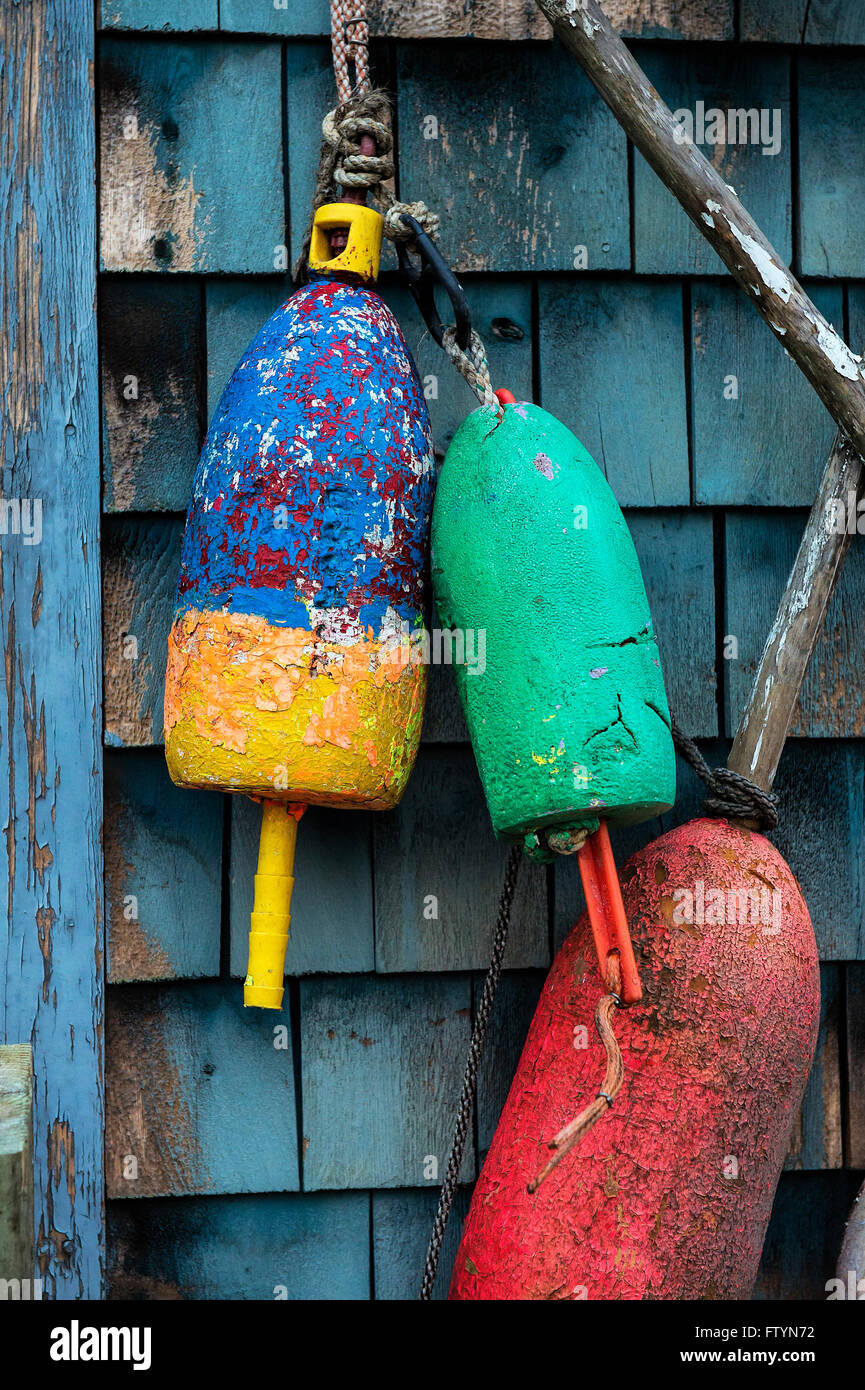 Aragosta colorati boe su una baracca costiere, Maine, Stati Uniti d'America Foto Stock