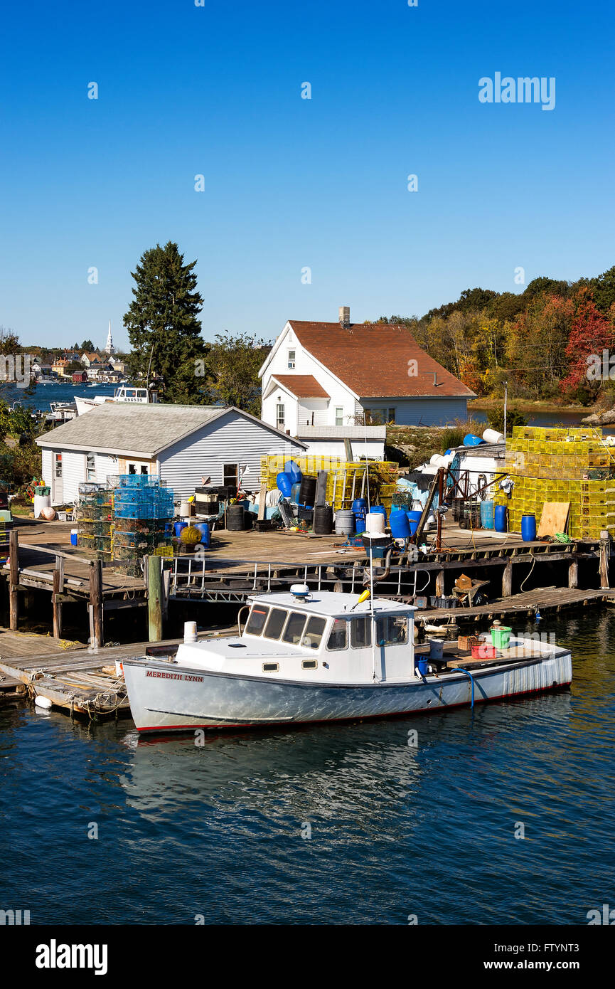 Lobster Boat e dock, New Castle, New Hampshire, STATI UNITI D'AMERICA Foto Stock
