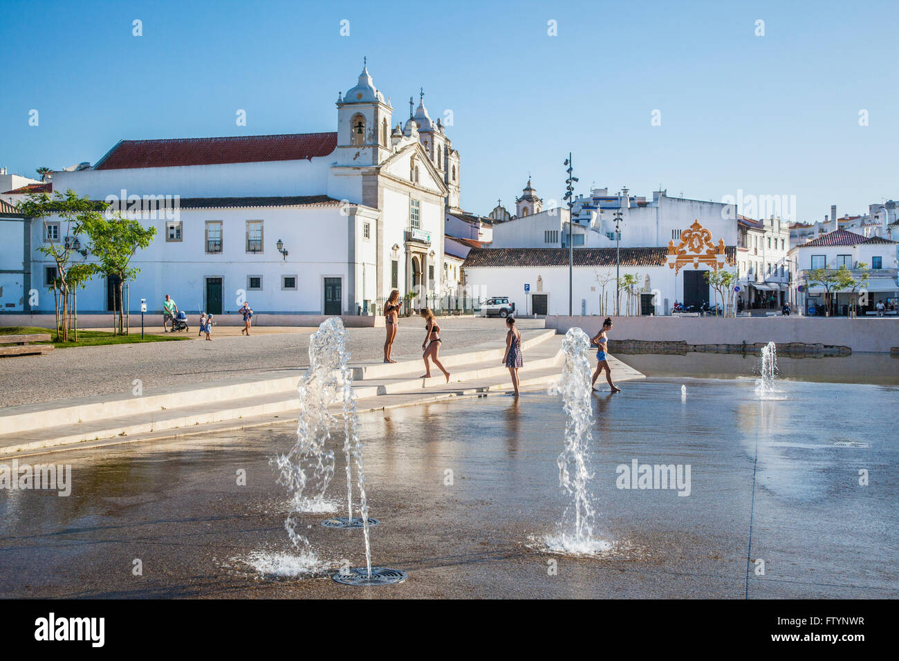 Il Portogallo, Algarve, Lagos, fontane a Infante Dom Henrique Piazza con vista sulla chiesa di Santa Maria Foto Stock