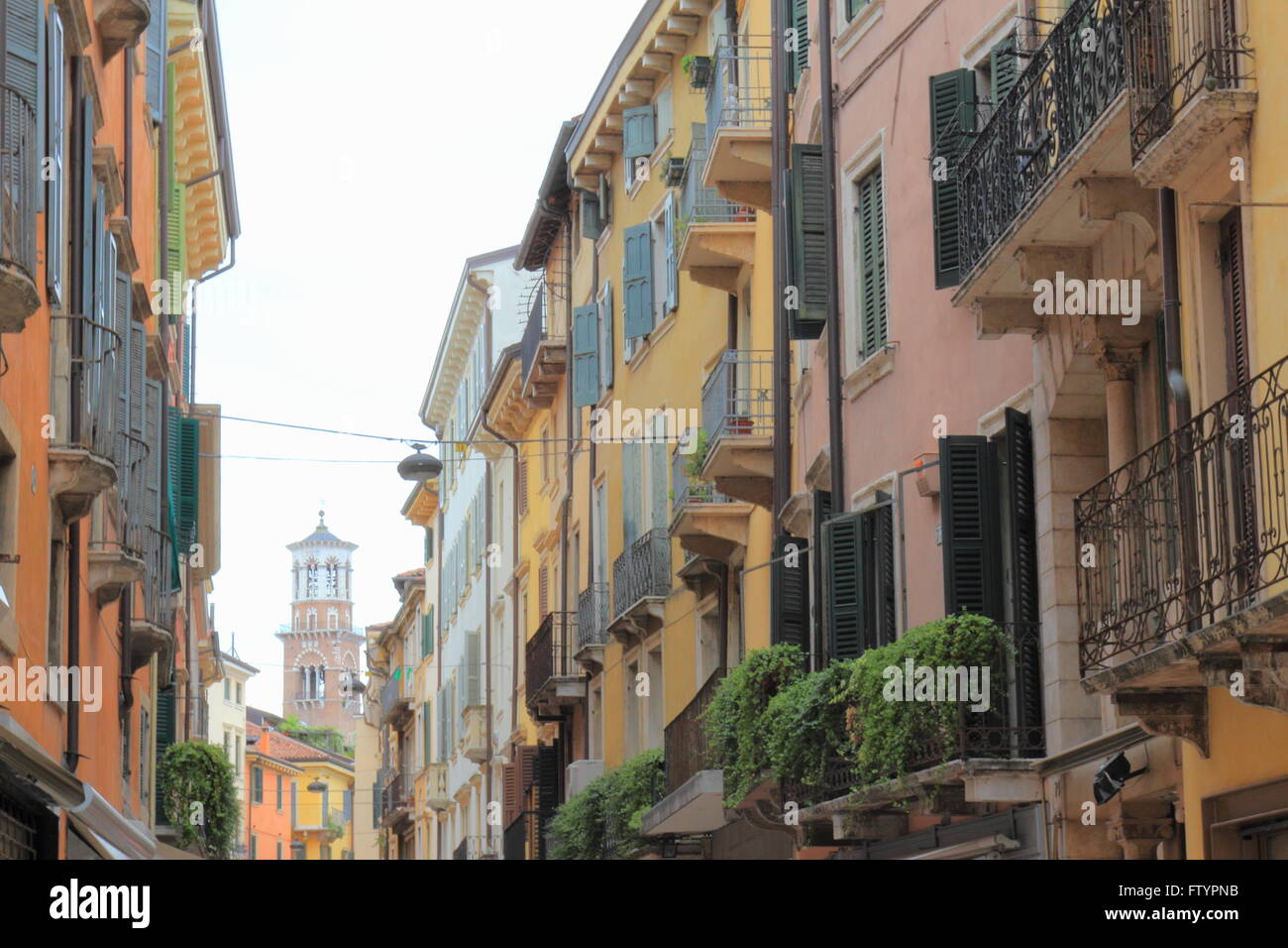 Verona, Italia. Una vista sulla Torre dei Lamberti da via Mazzini Foto Stock