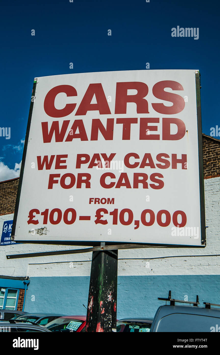 Un cartello con la scritta "Cars Wanted for cash". Vendite automatiche. Concessionario di auto Foto Stock