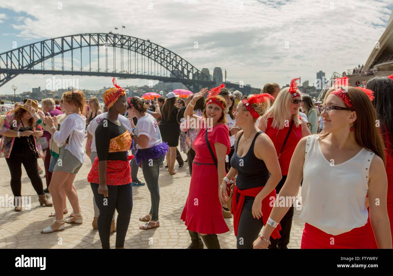 Sydney. 30 Mar, 2016. Foto scattata il 30 marzo 2016 mostra Sydneysiders a ballare attività organizzata per sollevare persone la consapevolezza circa il prevenire e rallentare l'insorgenza di demenza in Sydney, Australia. © Zhu Hongye/Xinhua/Alamy Live News Foto Stock