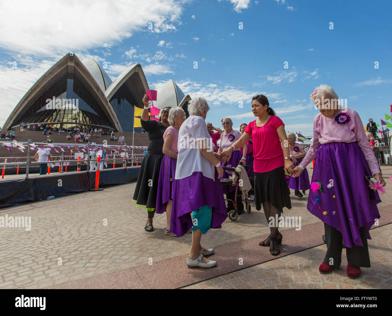 Sydney, Australia. 30 Mar, 2016. Un anziano con demenza (1R) viene a partecipare ad una attività di ballo organizzato per sollevare persone la consapevolezza circa il prevenire e rallentare la comparsa della demenza a Sydney in Australia, 30 marzo 2016. © Zhu Hongye/Xinhua/Alamy Live News Foto Stock