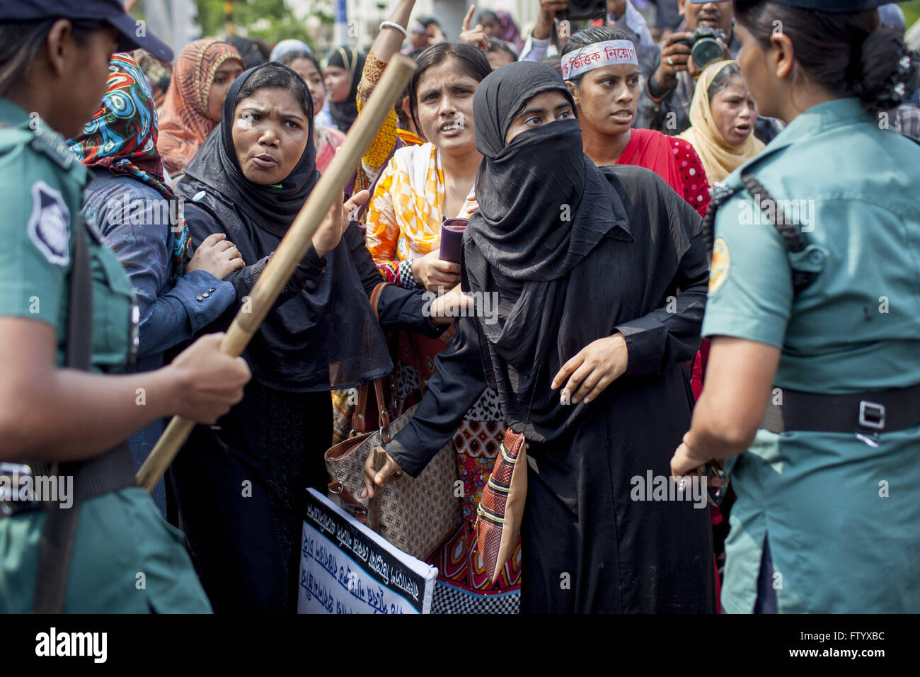 Dacca in Bangladesh. 30 Mar, 2016. Femmina di polizia del Bangladesh di usare la forza per disperdere la protesta infermieri a Dhaka. Più di 350 centinaia di disoccupati infermieri bloccato il Shahbagh collegamento stradale chiedendo un ritiro della decisione di reclutare infermieri attraverso l'esame sotto il Bangladesh Servizio Pubblico di commissione. L'uso di polizia cannone ad acqua e tearshells per separare gli infermieri dal centro della strada. © K M Asad/ZUMA filo/Alamy Live News Foto Stock