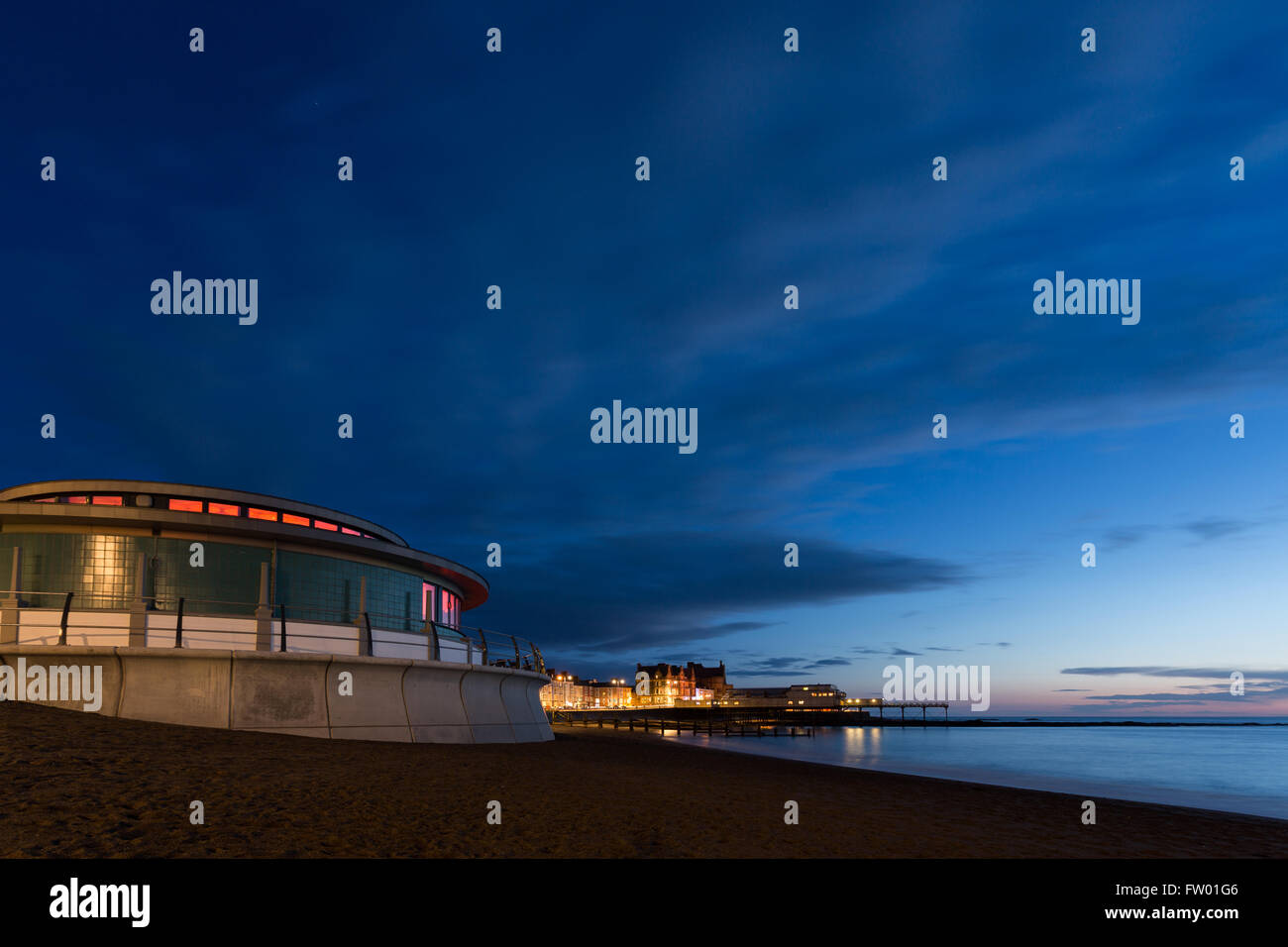 Il nuovo 2016 bandstand di Aberystwyth fotografato qui con una lunga esposizione al blue ora di credito: Ian Jones/Alamy Live News Foto Stock