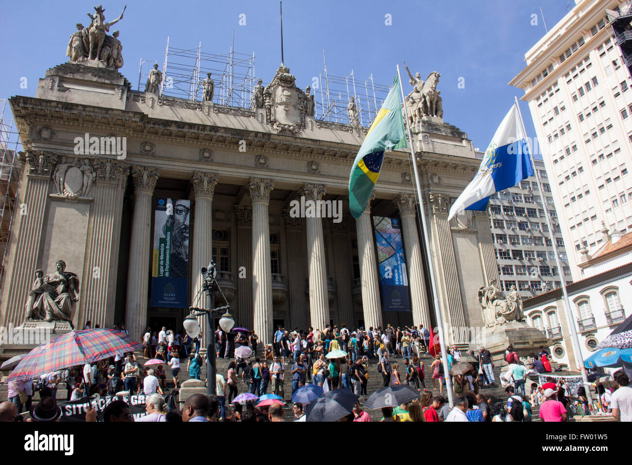 Rio de Janeiro, Brasile, 30 marzo 2016: gruppo di istruzione dei lavoratori di Rio de Janeiro hanno protestato davanti il Alerj dove i legislatori statali lavoro. Il personale scolastico protesta contro i cambiamenti di Rioprevidencia e chiedere per il miglioramento dei salari e condizioni di lavoro. La classe dei lavoratori è in sciopero dal Marzo 2, 2016. Credito: Luiz Souza/Alamy Live News Foto Stock