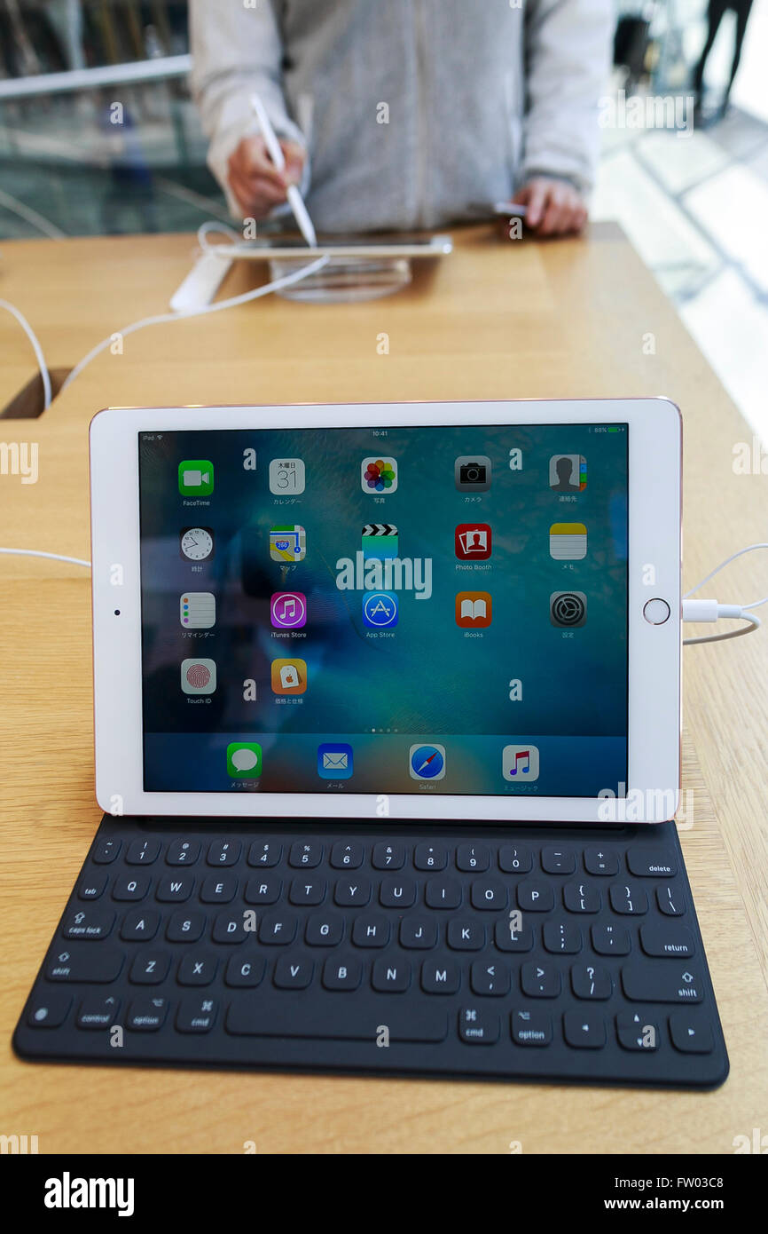 Il nuovo iPad Pro sul display presso Apple Store di Omotesando su Marzo 31,  2016 a Tokyo, Giappone. Un nuovo iPhone se modello e un nuovo iPad Pro 9  pollici modello in