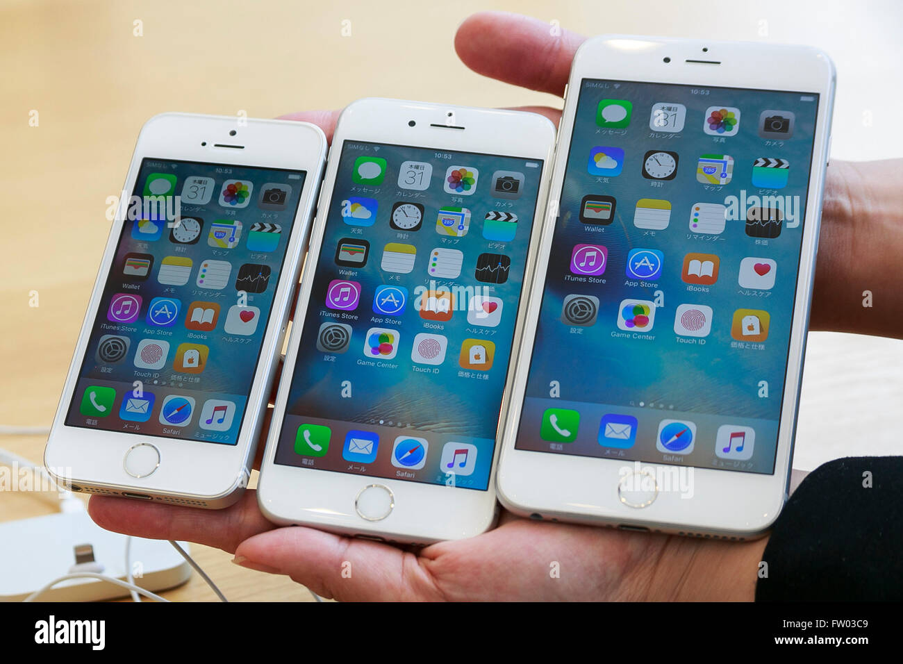L a R) Una donna mostra il nuovo iPhone se iPhone 6S e iPhone 6S Plus a  Apple Store di Omotesando su Marzo 31, 2016 a Tokyo, Giappone. Un nuovo  iPhone se